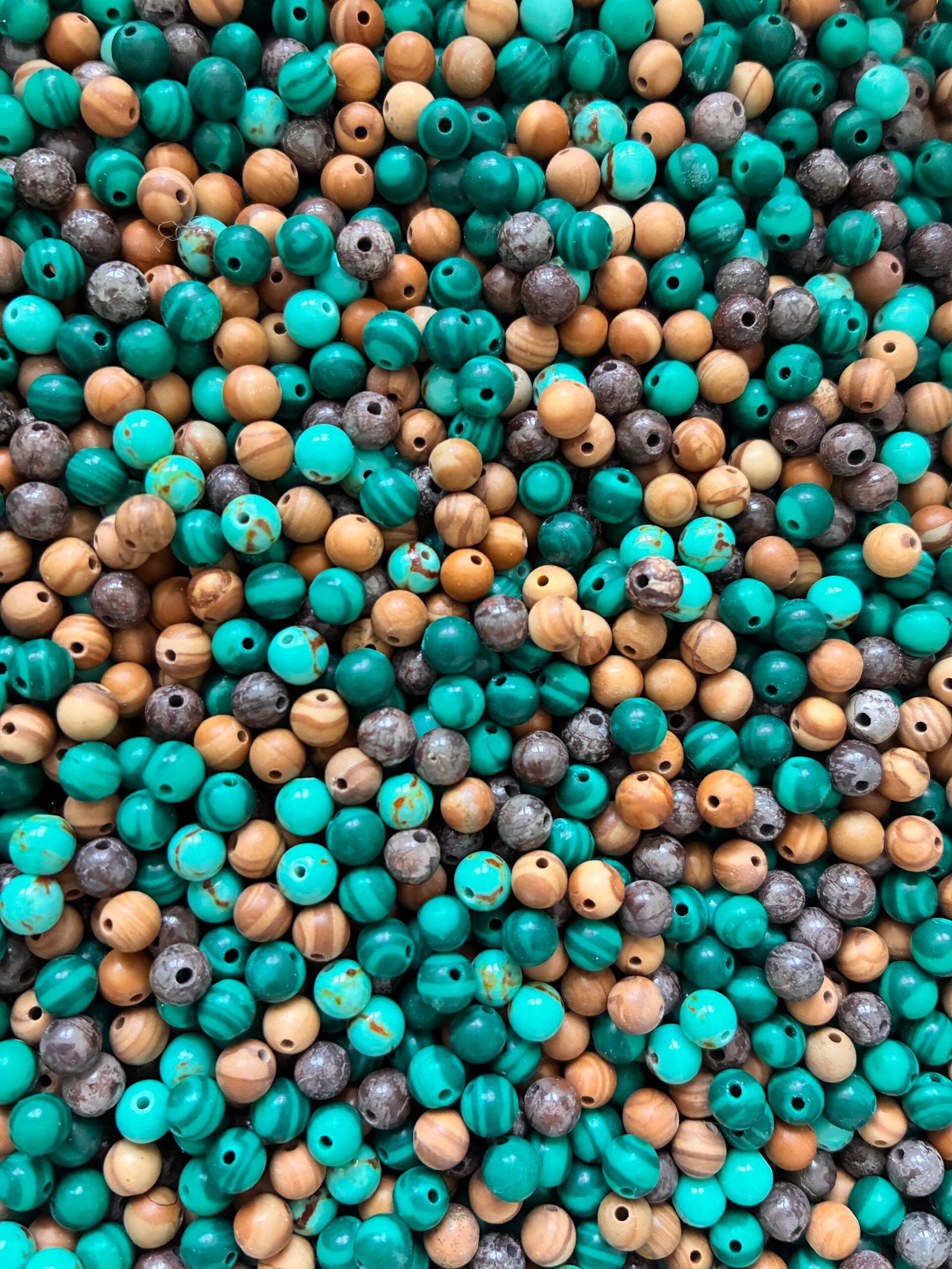 Įvairių pusbrangių akmenų karoliukai 4mm