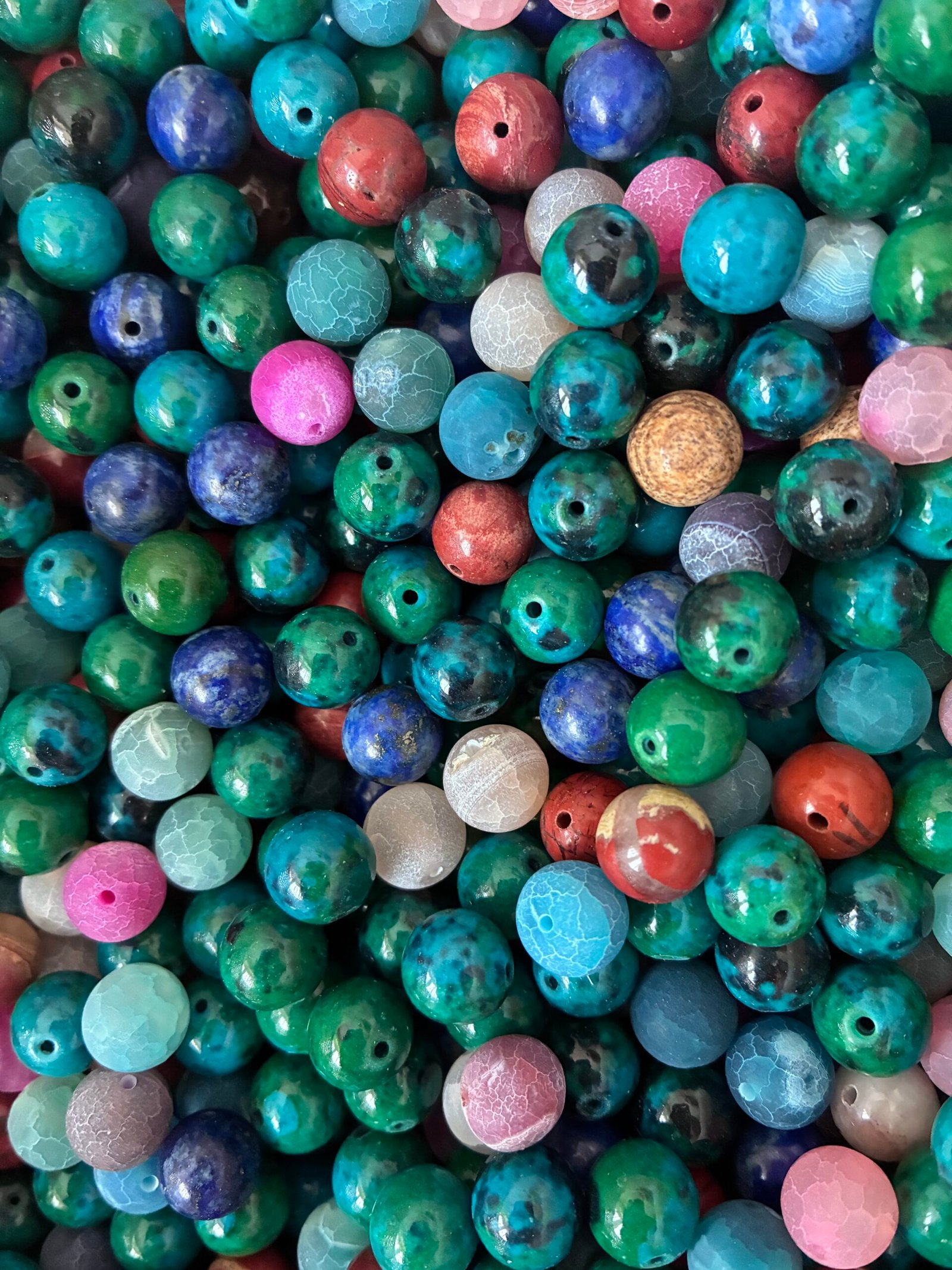 Įvairių pusbrangių akmenų karoliukai 10mm